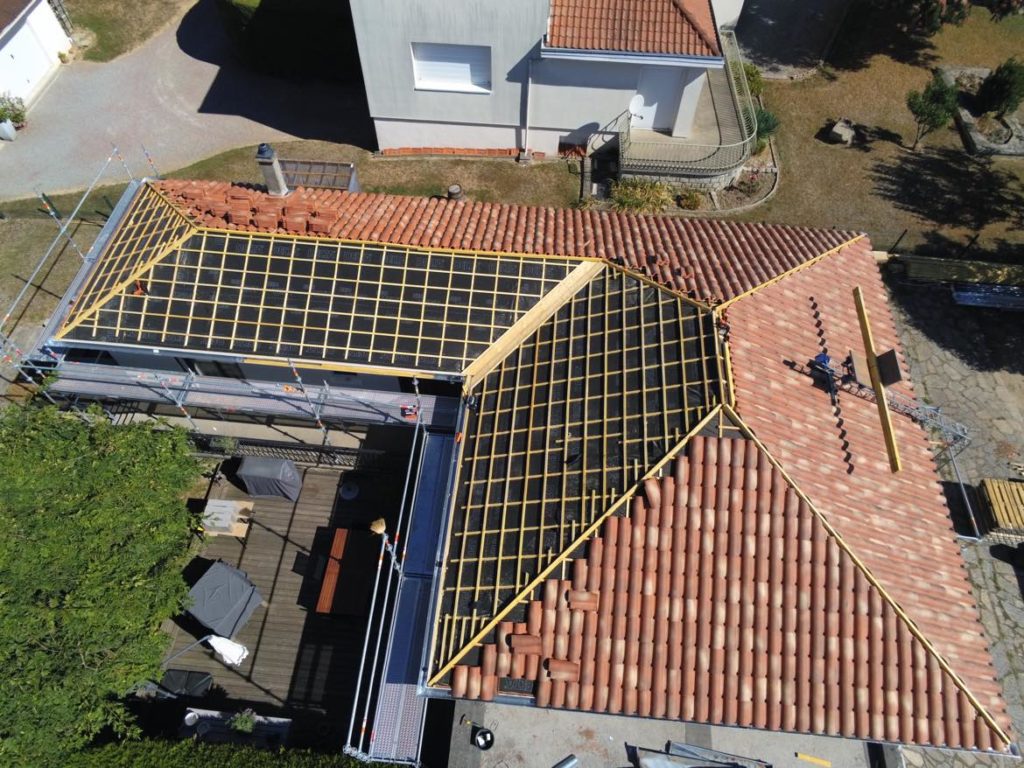 Pendant la rénovation de toiture faite par nos experts Charpentier Couvreur