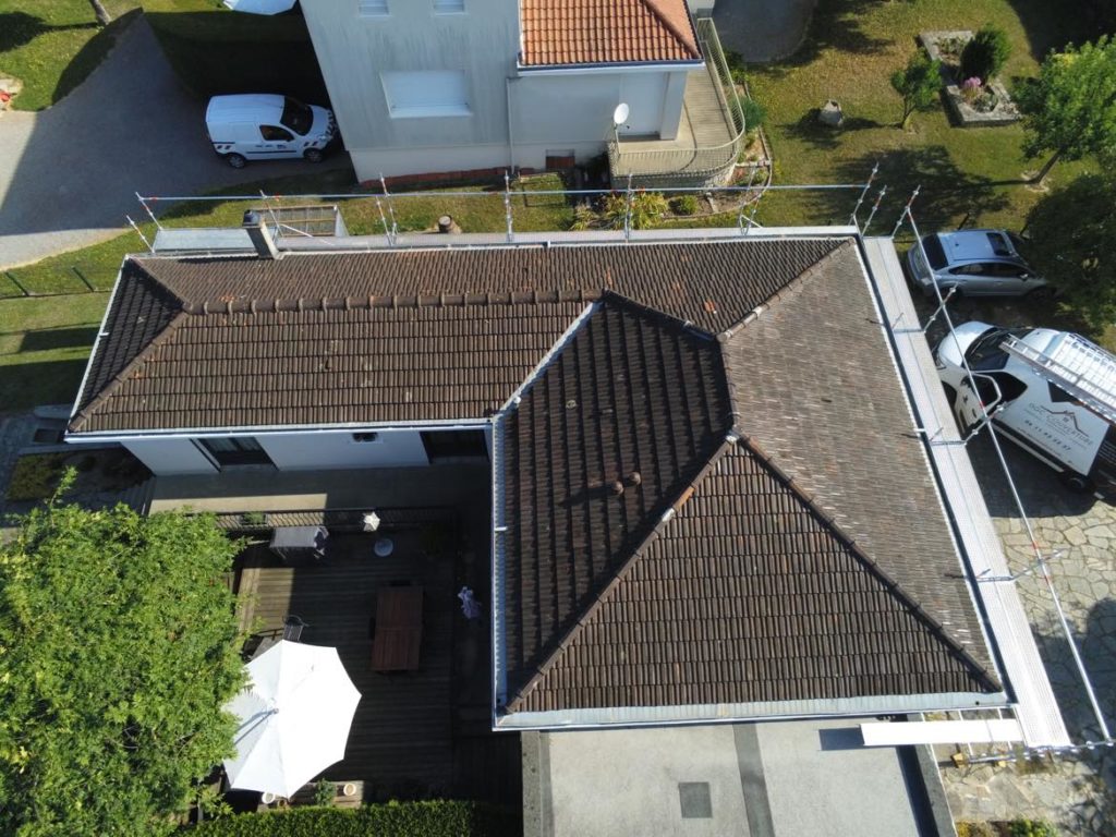 Avant la rénovation de la toiture réaliser par nos experts Charpentier Couvreur Zingueur